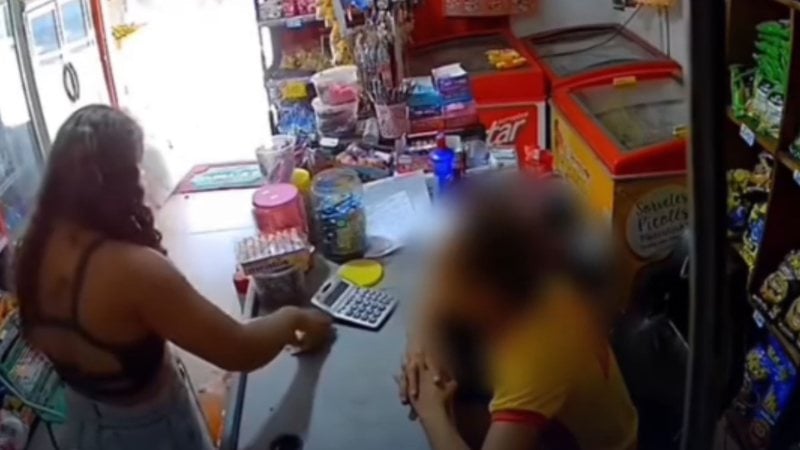 Mãe agride atendente com chinelada após filho gastar R$ 10 em mercadinho - VEJA VÍDEO
