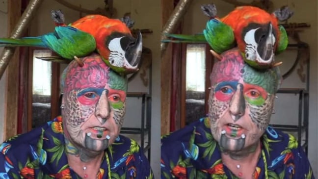 Homem corta orelhas e faz 100 tatuagens para "virar papagaio"