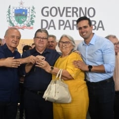 João Azevêdo entrega mais 104 ônibus escolares para os municípios e destaca compromisso de garantir transporte seguro aos estudantes