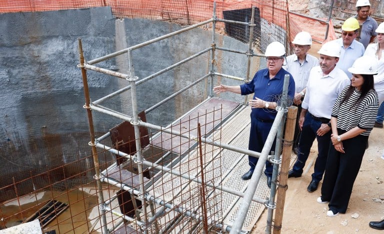 João inspeciona obras de nova estação elevatória de sistema de esgotamento sanitário de João Pessoa