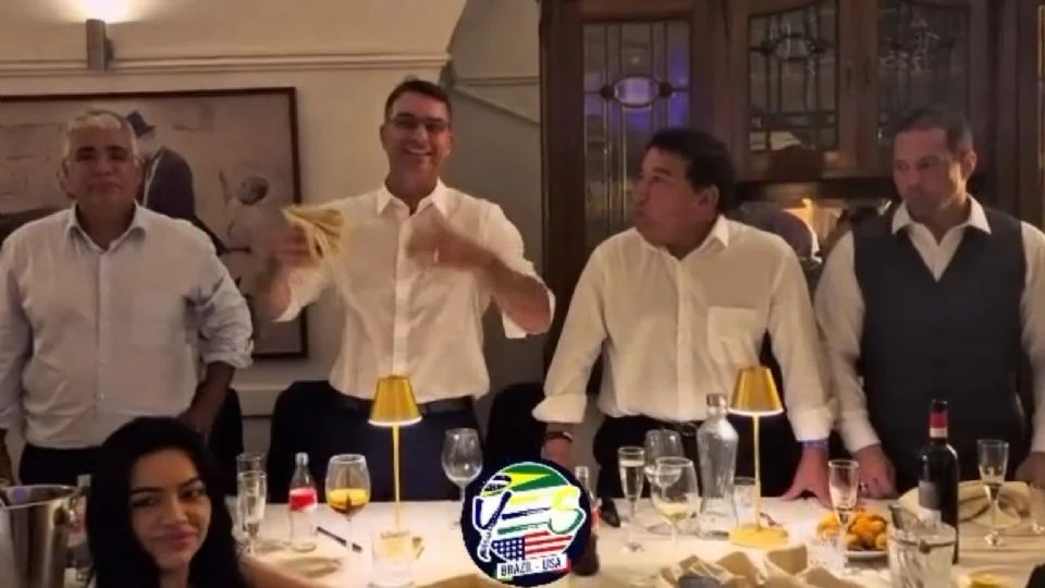 Em Roma, Flávio Bolsonaro chama PEC da Bandidagem de "PEC da Sobrevivência"; assista