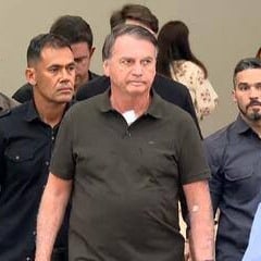 Carlos Bolsonaro critica escolta durante ida do pai ao hospital: 'Como se um senhor de 70 anos pudesse fugir'