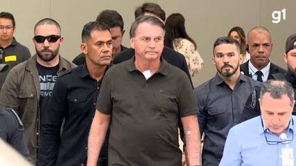 Carlos Bolsonaro critica escolta durante ida do pai ao hospital: 'Como se um senhor de 70 anos pudesse fugir'
