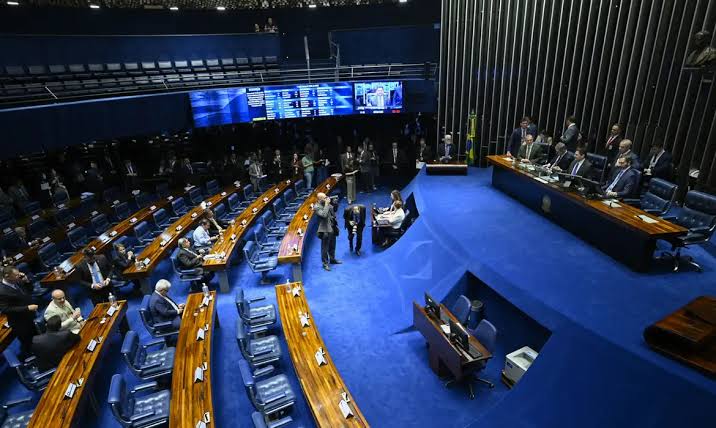 Senado assume o protagonismo, enterra PEC e expõe a Câmara - Por Nonato Guedes