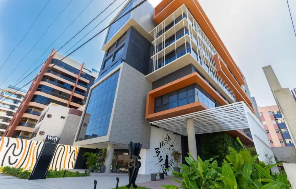 Prédio construído acima da altura máxima permitida na Orla de João Pessoa sofre desocupação sob determinação judicial