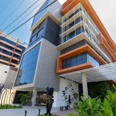 Prédio construído acima da altura máxima permitida na Orla de João Pessoa sofre desocupação sob determinação judicial