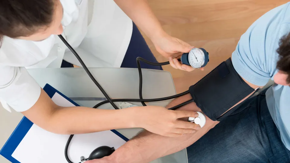 Nova diretriz da Sociedade Brasileira de Cardiologia rebaixa limite de pressão arterial considerada de risco; veja