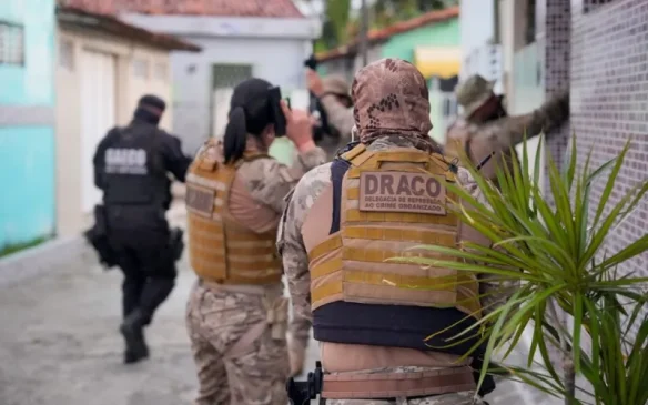 OPERAÇÃO ASFIXIA: 7 presos com armas e drogas e 17 por mandados; a ação bloqueou R$ 125 milhões do CV