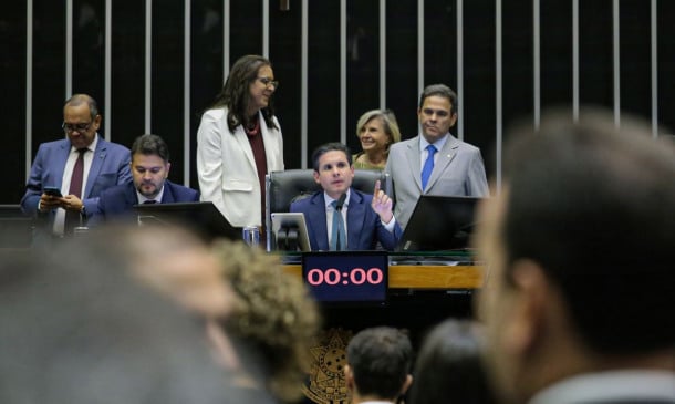 Câmara: “tiro no pé” com blindagem e o desgaste com a anistia - Por Nonato Guedes