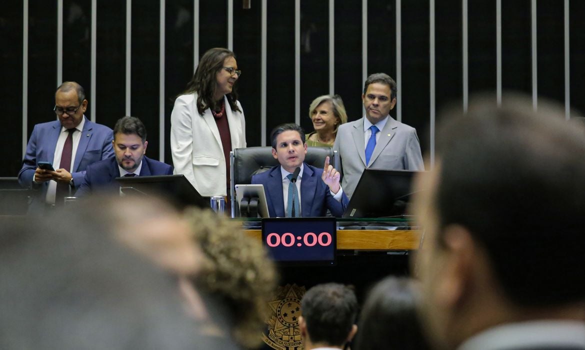 Câmara: “tiro no pé” com blindagem e o desgaste com a anistia - Por Nonato Guedes Câmara: “tiro no pé” com blindagem e o desgaste com a anistia - Por Nonato Guedes