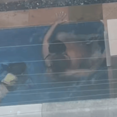 INUSITADO: Casal transa dentro de piscina de condomínio em plena luz do dia - VEJA O VÍDEO