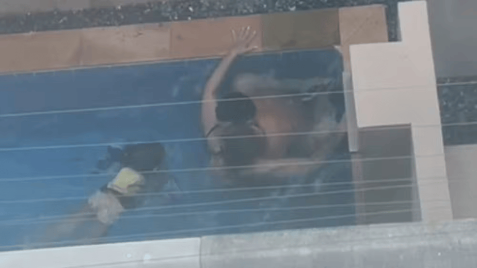 INUSITADO: Casal transa dentro de piscina de condomínio em plena luz do dia - VEJA O VÍDEO