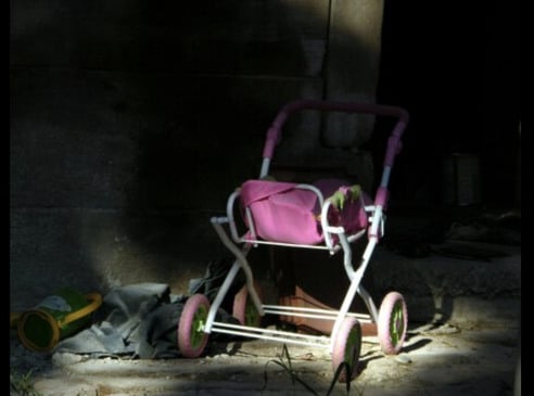 Abandonada, criança de 2 anos é resgatada em sacada de prédio em João Pessoa