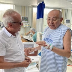 Padre Albeni passa por cirurgia cardíaca em João Pessoa e recebe visita do prefeito Cícero Lucena