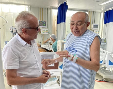 Padre Albeni passa por cirurgia cardíaca em João Pessoa e recebe visita do prefeito Cícero Lucena