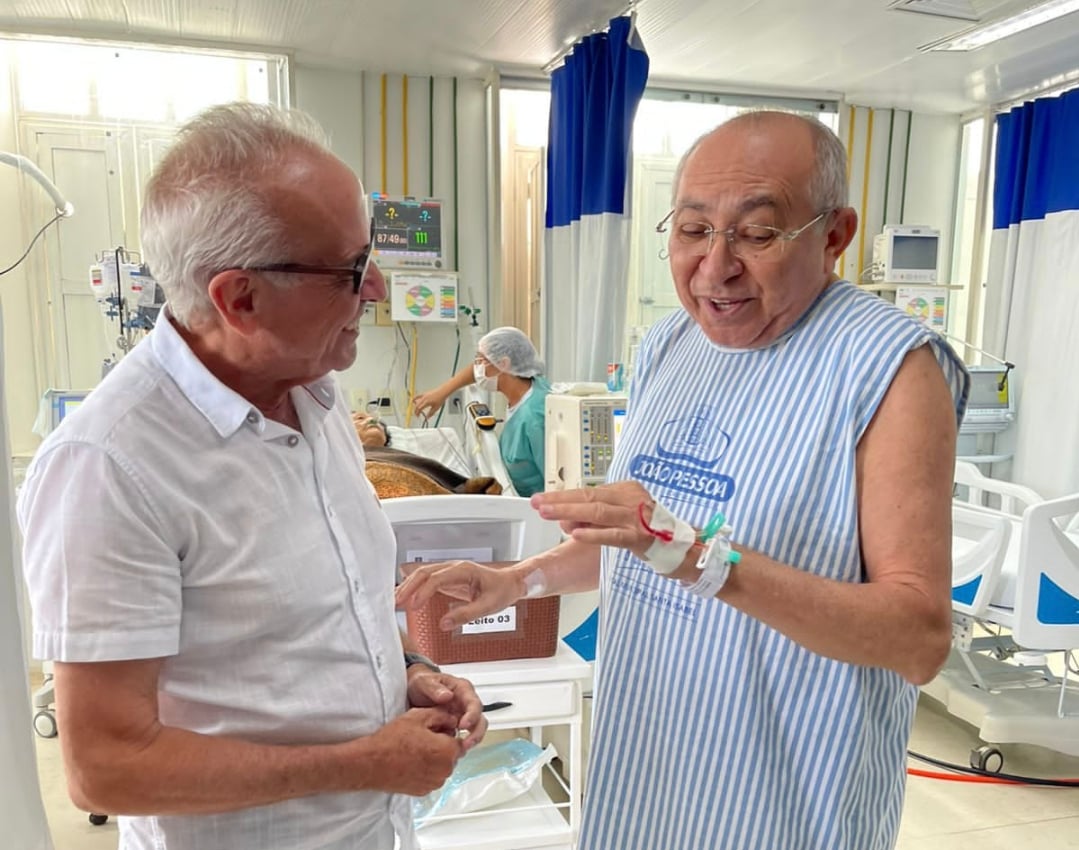 Padre Albeni passa por cirurgia cardíaca em João Pessoa e recebe visita do prefeito Cícero Lucena