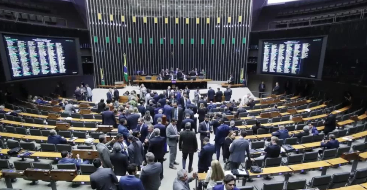 Câmara aprova urgência para projeto que torna adulteração de bebidas e alimentos crime hediondo