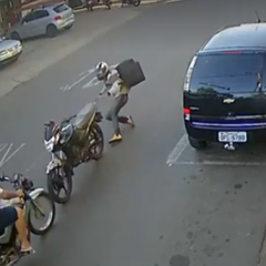 INUSITADO: Homem joga moto contra próprio irmão e polícia investiga batida como tentativa de homicídio - VEJA O VÍDEO