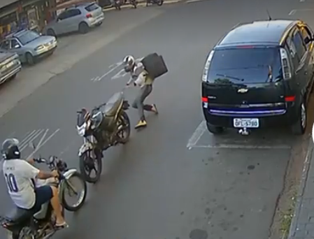 INUSITADO: Homem joga moto contra próprio irmão e polícia investiga batida como tentativa de homicídio - VEJA O VÍDEO