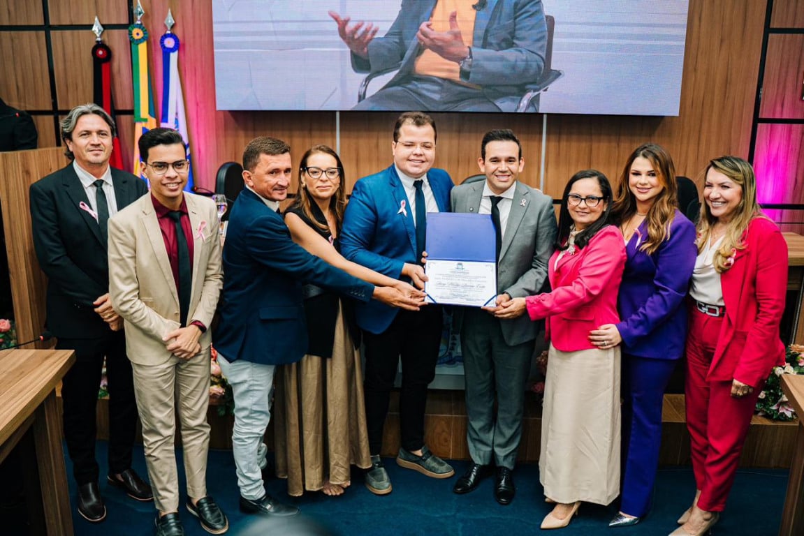 Dr. Jhony recebe título de cidadão patoense em solenidade na Câmara Municipal